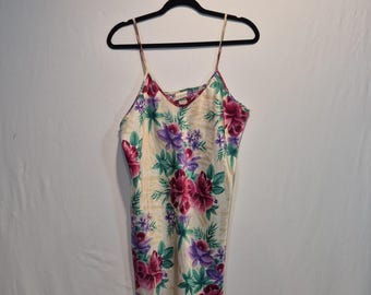 Camisón de satén floral estilo romántico vintage de los años 90, coqueto y elegante.