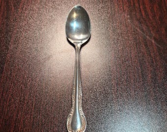 Colher de chá de jantar Columbia em aço inoxidável, fabricada no Japão, com detalhes florais em contas.