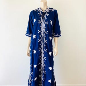 Vintage 1970s NAVY & WHITE EMBROIDERED Hippie / Boho Caftan Dress