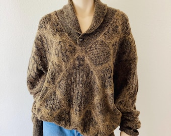 Könnte beinhalten: Ein braun-beiger Pullover mit Muster, Schalkragen und einem einzelnen Knopfverschluss. Der Pullover hat ein Rautenmuster und wird auf einer Schaufensterpuppe mit blauen Jeans präsentiert.