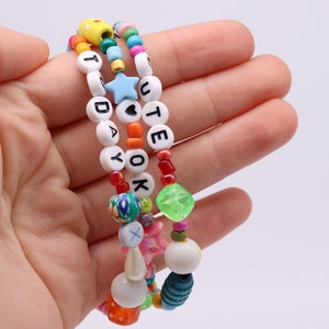 Pulseira colorida divertida | Pulseiras de contas multicamadas em formato de frutas e letras misturadas | Pulseiras com palavras | Pulseiras pequenas multicoloridas