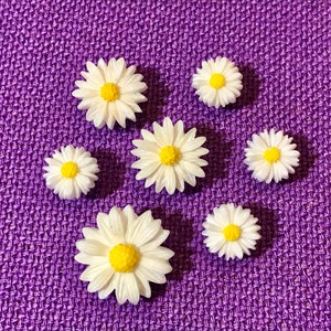 Daisy Push Pins | 7 White Flower Pushpins | Floral Tacks | Cork Board Tacks | Cork Board Pins | Notice Board Pins | Reminder Board List Pin