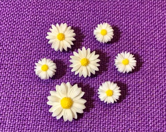 Daisy Push Pins | 7 White Flower Pushpins | Floral Tacks | Cork Board Tacks | Cork Board Pins | Notice Board Pins | Reminder Board List Pin