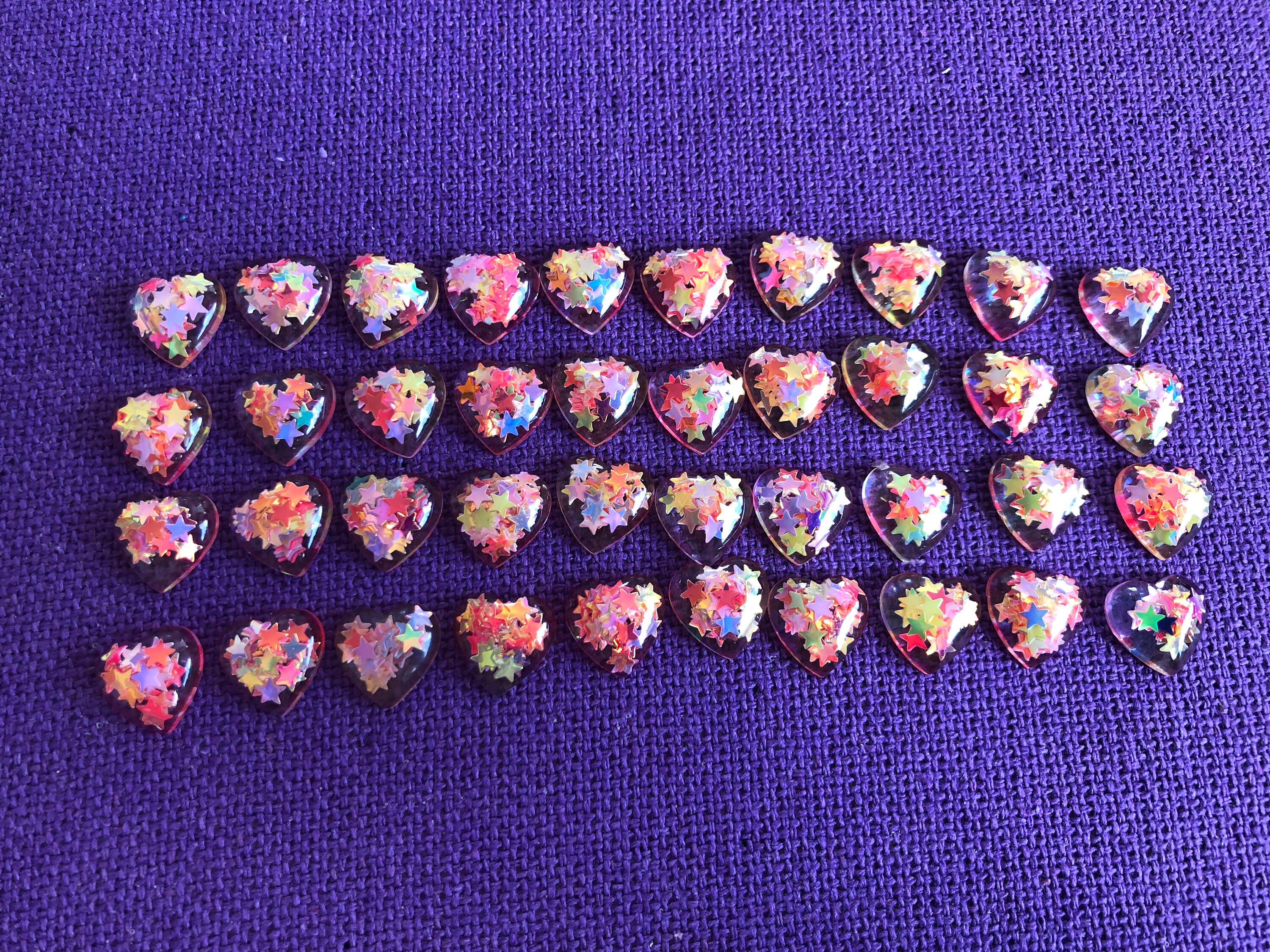 100 Stück Bunte Herz-Anhänger Aus Kunstharz – Flache Rückseite Für Schmuck, Scrapbooking & Deko