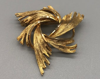 Vintage Gold Tone Modernist Wreath Brooch | Gold Tone Abstract Wreath Brooch | Textured Wreath Brooch Pin | Abstract Wreath Brooch | 1148