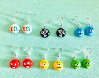 Lustige M & M Ohrringe | Niedliche Candy Ohrringe | Statement Ohrringe | Sommer Ohrringe | Funky Kawaii KPop Ohrringe | Essen Ohrringe