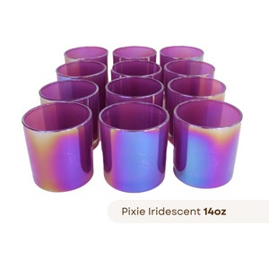 Op de afbeelding: Twaalf iriserende paarse glazen kaarsenpotten, elk met 400 ml kaarsvet. De potten hebben een regenboogachtige glans. Pixie Iridescent 14oz