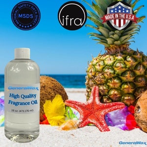 Puede incluir: Una botella de vidrio transparente con una etiqueta blanca que dice "GeneralWax High Quality Fragrance Oil 16 oz. (473.176 ml)". La botella está sentada en una playa con una piña, un coco, una estrella de mar y flores.