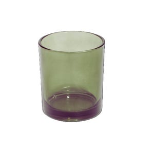 Op de afbeelding: Een groene glazen kaarshouder met een heldere, matte afwerking. De houder is rond en heeft een brede opening.