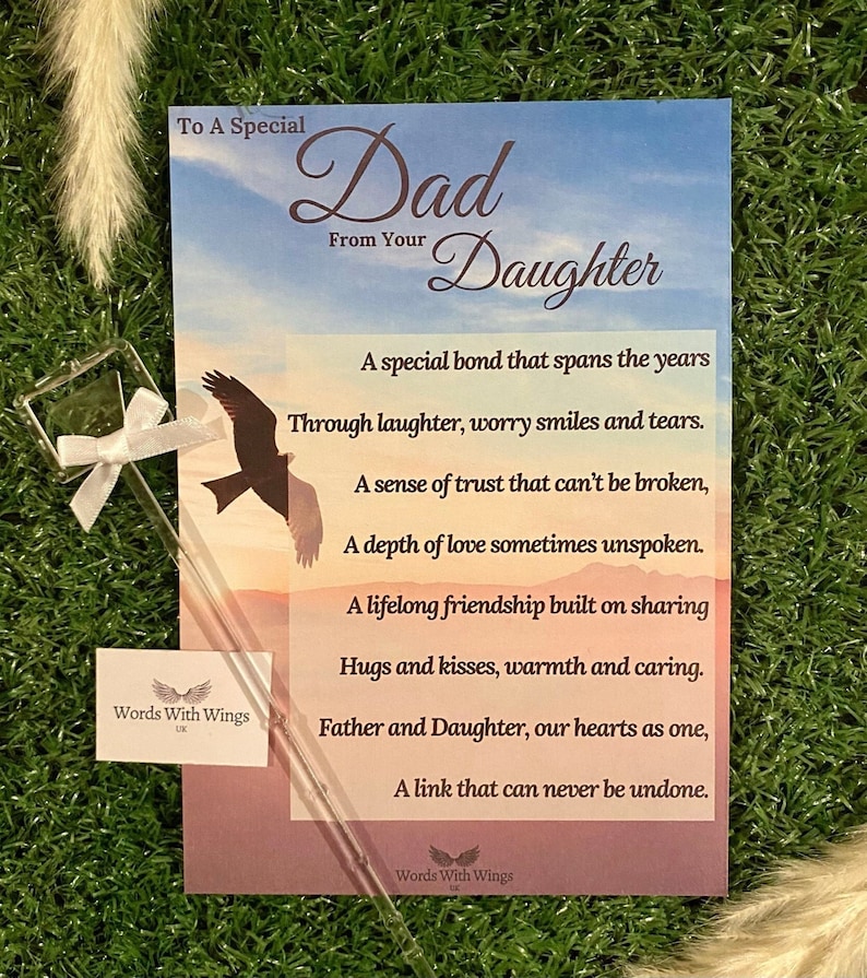 Puede incluir: Una tarjeta con un fondo de puesta de sol rosa y morado y una silueta negra de un p&aacute;jaro volando. La tarjeta dice "To A Special Dad From Your Daughter" e incluye un poema sobre el v&iacute;nculo especial entre un padre y una hija.