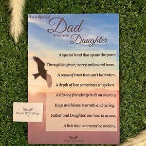 Puede incluir: Una tarjeta con un fondo de cielo y un p&aacute;jaro volando. La tarjeta dice "To A Special Dad From Your Daughter" e incluye un poema sobre el v&iacute;nculo especial entre un padre y una hija.