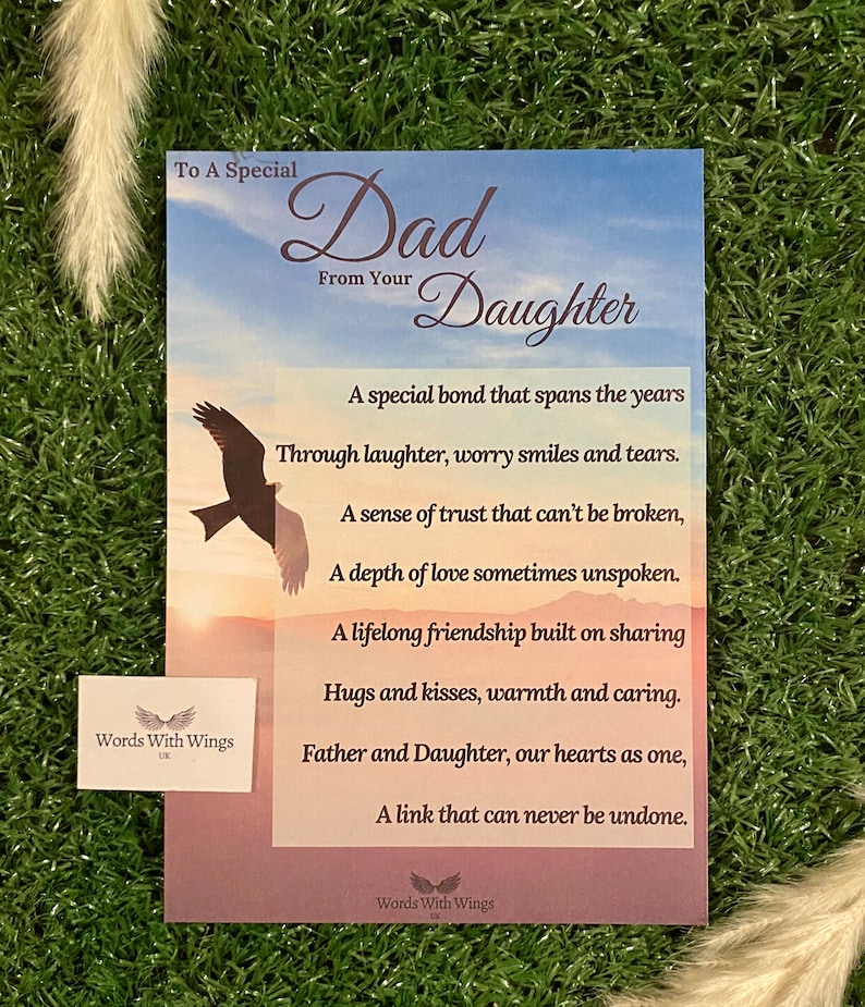 Puede incluir: Una tarjeta con un fondo de cielo y un p&aacute;jaro volando. La tarjeta dice "To A Special Dad From Your Daughter" e incluye un poema sobre el v&iacute;nculo especial entre un padre y una hija.