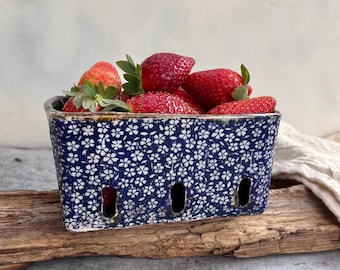 BIEN BEAU Farmhouse Ceramic Berry Basket, Colander, Strawberry Decor, Fruit Bowls/Baskets, Kawaii Kitchen Bowl, Pink White And Cute