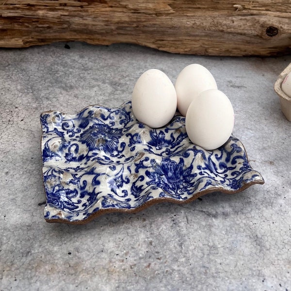 Porte-oeufs en céramique, saule bleu, 12 oeufs sur plateau, plateau à oeufs, plateau porte-oeufs, poterie faite main, cadeau pour nouvelle maison, décoration de chalet