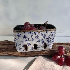 Fruttiera con fiori blu, grande cesto di bacche, ciotola di bacche in ceramica rustica organica, stile francese, arredamento rustico, portauova, regalo per la mamma