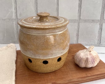 Handmade garlic keeper,garlic,beige lidded jar,kitchen storage,Rustic kitchen,Farmhouse decor