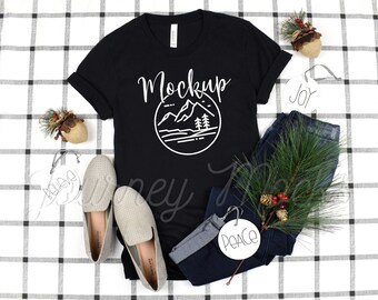 3001 Christmas Mockup Nero / Bella Canvas 3001 Mockup / 3001 Bella Mockup Nero / Bella Canvas Camicia Flat Lay / Mockup di stile di vita stagionale