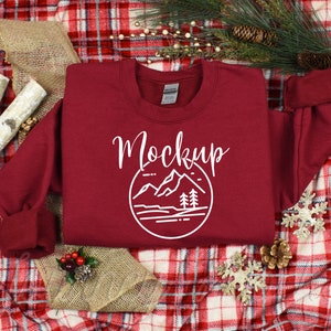 Gildan 18000 Weihnachtsmockup Kardinalrot | Gildan 18000 Mockup | 18000 Winter Mockup | Weihnachten Sweatshirt flach gelegt | Gildan Rundhalspullover