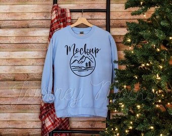 Gildan 18000 Wiszący świąteczny mockup jasnoniebieski | Gildan 18000 mockup | Zimowy mockup | Makieta bluzy świątecznej | Gildan Sweter z okrągłym dekoltem