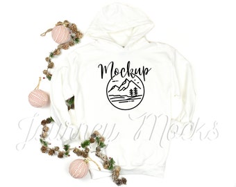 Maqueta de Navidad Gildan 18500 Blanco / Maqueta Gildan 18500 / Maqueta de sudadera con capucha de invierno 18500 / Sudadera navideña Flat Lay / Maqueta Gildan 18500