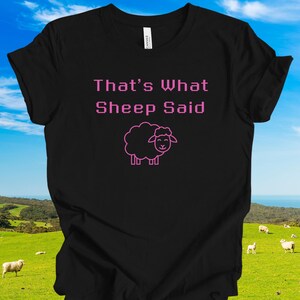 Rolig Pixel Sheep-ordvits T-shirt: Y2K-humor, mjuk unisex-tröja