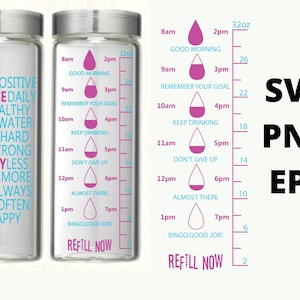 Op de afbeelding: Een heldere waterfles met een zilveren deksel en motiverende tekst in roze en blauw. De tekst bevat zinnen als "Denk positief", "Oefen dagelijks", "Drink water" en "Wees gelukkig". De fles heeft een meetschaal in ounces en bevat motiverende zinnen voor elk uur van de dag.