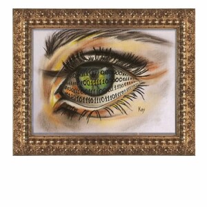 Pode incluir: Um desenho emoldurado de um olho humano com uma íris verde. A íris está coberta com um padrão de código binário preto. O desenho é assinado "Kay".