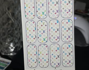 Adesivos transparentes de luxo com estampa multicolorida LV Louis Vuitton para unhas de comprimento médio.