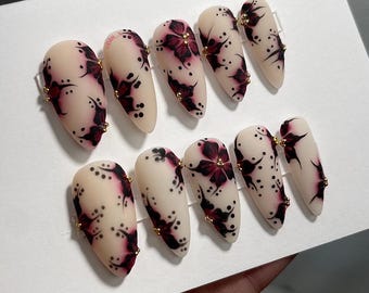 Mandelgelpressnaglar: Lila hibiskusguldpärldesign
