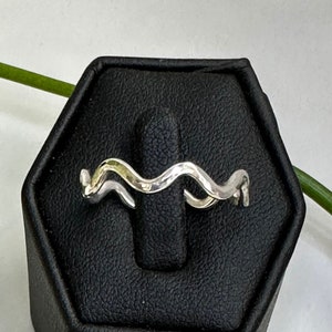 Sterling ring, hammered zig zag ring, stackable ring, thumb ring