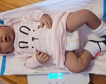 Emily es una preciosa bebé de 50 cm (20 pulgadas) y 3,4 kg (7 libras y 9 onzas), suave como un malvavisco. ¡Es tan blandita y suave!