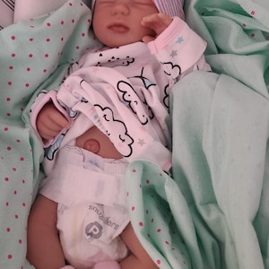 Nuestra dulce y adorable bebé de silicona suave de 38 cm (15 pulgadas). Daisy es una bebé suave y blandita, con apariencia atómicamente correcta.
