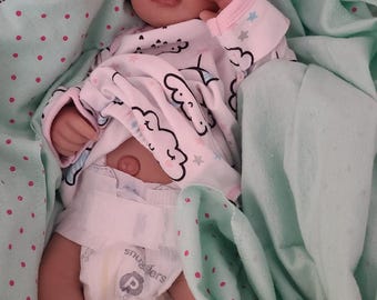 Nuestra dulce y adorable bebé de silicona suave de 38 cm (15 pulgadas). Daisy es una bebé suave y blandita, con apariencia atómicamente correcta.
