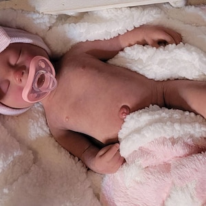 Nuestra adorable bebé de silicona 100 % suave de 40 cm. Sophia es una bebé suave y esponjosa, con un tacto perfecto.