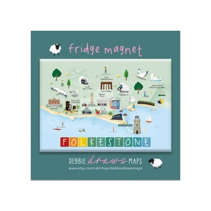 Könnte beinhalten: Ein farbenfroher, illustrierter Kühlschrankmagnet mit einer Karte von Folkestone, England. Die Karte zeigt Sehenswürdigkeiten, Geschäfte und andere interessante Orte. Der Magnet ist rechteckig und hat einen blauen Hintergrund mit weißem Text, der "Fridge Magnet" und "Debbie draws maps" sowie eine Website-Adresse lautet.