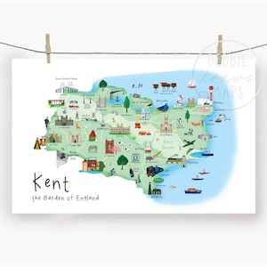 Könnte beinhalten: Eine farbenfrohe, illustrierte Karte von Kent, England, mit Sehenswürdigkeiten und dem Text "Kent, the Garden of England". Die Karte zeigt Zeichnungen von Burgen, Booten und anderen lokalen Attraktionen auf hellblauem Hintergrund.