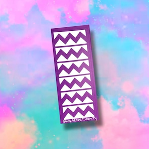 Puede incluir: Una pegatina morada con un patrón de chevron blanco. La pegatina tiene el texto "@my.secret.vanity" en la parte inferior.
