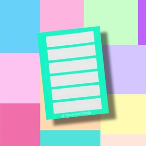 Könnte beinhalten: Ein türkisfarbener Planer-Aufkleber mit sechs leeren weißen Linien und dem Text "@mysecretvanity" am unteren Rand.