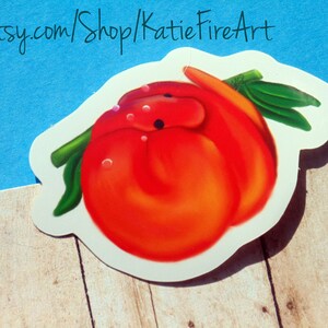 Puede incluir: Un gusano de dibujos animados rojo y naranja con un tallo verde, enroscado en un c&iacute;rculo. El gusano est&aacute; sobre un fondo blanco con un fondo azul detr&aacute;s. Etsy.com/Shop/KatieFireArt est&aacute; escrito en la parte superior de la imagen.