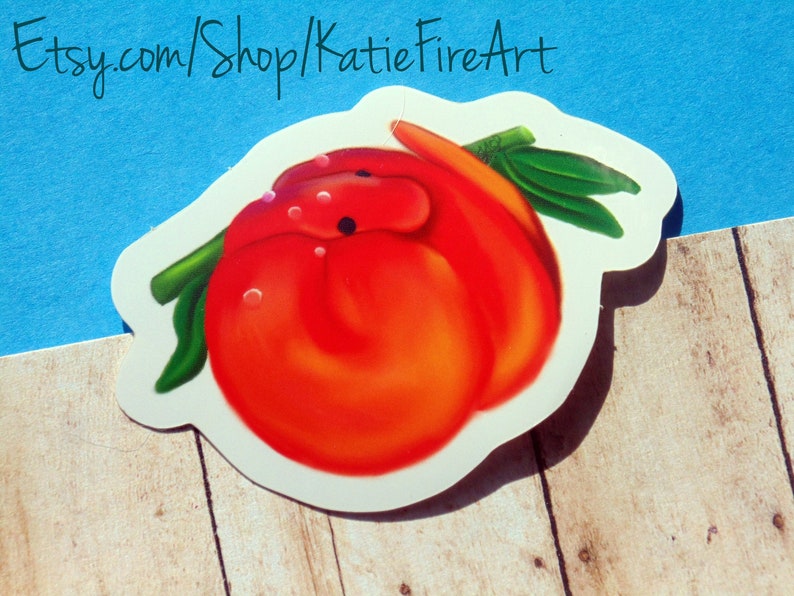 Puede incluir: Un gusano de dibujos animados rojo y naranja con un tallo verde, enroscado en un c&iacute;rculo. El gusano est&aacute; sobre un fondo blanco con un fondo azul detr&aacute;s. Etsy.com/Shop/KatieFireArt est&aacute; escrito en la parte superior de la imagen.