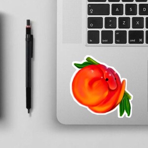 Puede incluir: Una pegatina de un melocot&oacute;n de dibujos animados con un esquema de color naranja y rojo brillante. El melocot&oacute;n est&aacute; enroscado con un tallo y hojas verdes.