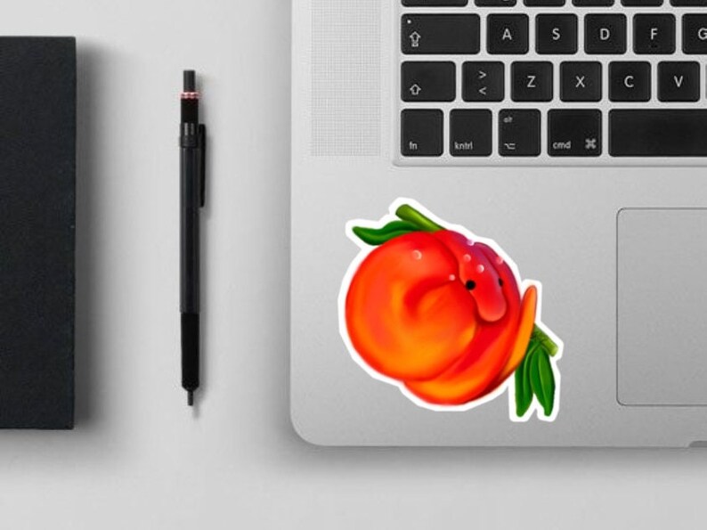 Puede incluir: Una pegatina de un melocot&oacute;n de dibujos animados con un esquema de color naranja y rojo brillante. El melocot&oacute;n est&aacute; enroscado con un tallo y hojas verdes.