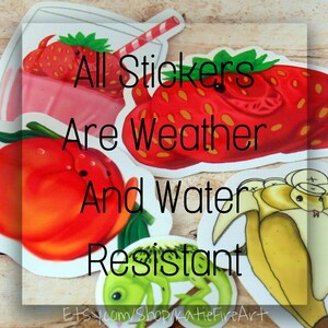 Puede incluir: Surtido de pegatinas coloridas con un batido de fresa, un melocot&oacute;n, un pl&aacute;tano y un lagarto verde. El texto "All Stickers Are Weather And Water Resistant" se muestra en la imagen.