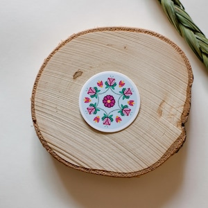 Pegatina de anillo de flores, Métis, mujer, indígena, arte, artista, plumas florales