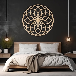 K&ouml;nnte beinhalten: Ein wei&szlig;es Bett mit einem braunen Holz-Kopfteil und einem wei&szlig;en Bettbezug. Eine braune Wolldecke liegt &uuml;ber dem Fu&szlig;ende des Bettes. &Uuml;ber dem Bett h&auml;ngt eine Holz-Wandskulptur mit geometrischem Design.