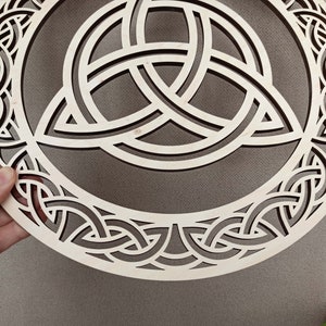 Decoração de parede em madeira com nó celta, decoração de parede irlandesa, nó da Trindade, arte em madeira com símbolos celtas, decoração de parede em Triquetra
