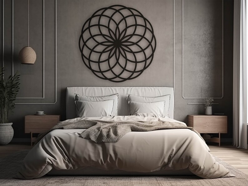K&ouml;nnte beinhalten: Ein Schlafzimmer mit einer grauen Wand und einem schwarzen geometrischen Wandbild &uuml;ber einem Bett mit wei&szlig;en Bettw&auml;sche und einer braunen Wolldecke. An beiden Seiten des Bettes stehen zwei Nachttische aus Holz.