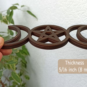 Puede incluir: Decoración de pared de madera con un símbolo de triple luna con un pentagrama en el centro. La decoración tiene un grosor de 8 mm (5/16 pulgada).