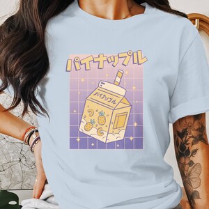 かわいいパイナップルジュースボックスユニセックスTシャツ - かわいい日本の美的シャツ - パステルアニメスタイルTシャツ - かわいいフルーツデザイン - 美的アート