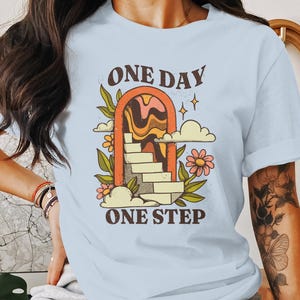 One Day One Step Motivations Vintage Unisex T-Shirt - Retro Inspirational T-Shirt - Boho Blumen & Treppenhaus Grafikdesign